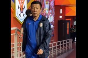 看上去身体无大碍?未出席赛后发布会，崔康熙现身直接走上大巴